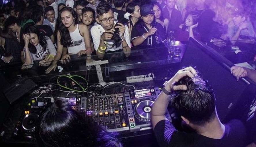 Dunia Gemerlap Memberikan Banyak Sekali Sisi NegatifDunia Gemerlap Memberikan Banyak Sekali Sisi Negatif