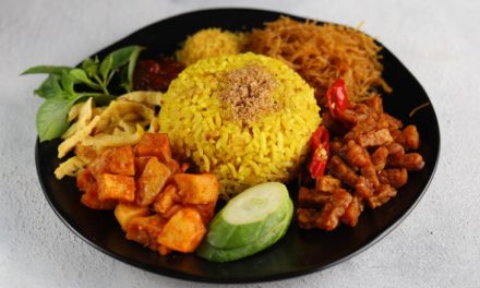 Hidangan Tradisional Nasi Kuning Dengan Berbagai Lauk