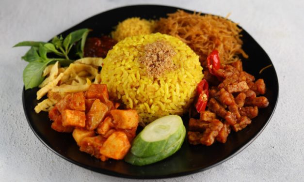 Hidangan Tradisional Nasi Kuning Dengan Berbagai Lauk