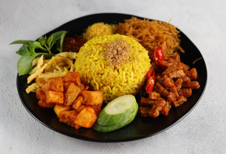 Hidangan Tradisional Nasi Kuning Dengan Berbagai Lauk