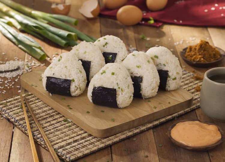 Makanan Tradisional Jepang Menggunakan Nasi Yaitu Onigiri