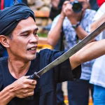 Penampilan Ekstrem Debus Menggunakan Benda Tajam