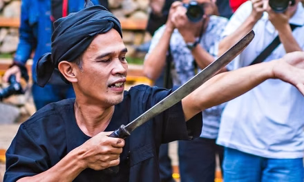 Penampilan Ekstrem Debus Menggunakan Benda Tajam