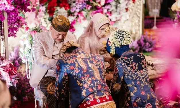 Melakukan Sungkeman Merupakan Tradisi Budaya Jawa