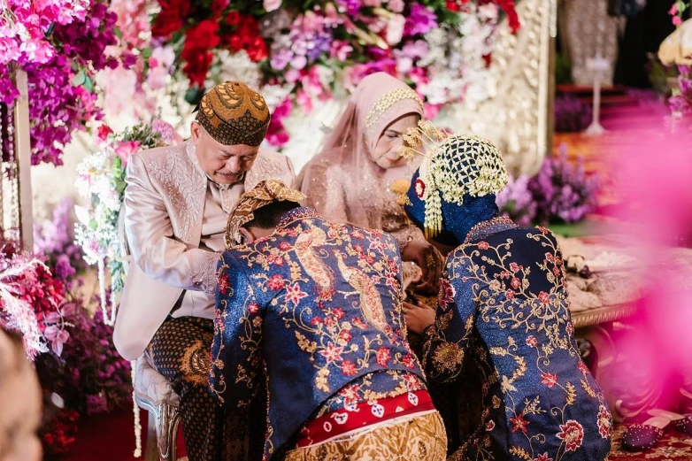 Melakukan Sungkeman Merupakan Tradisi Budaya Jawa