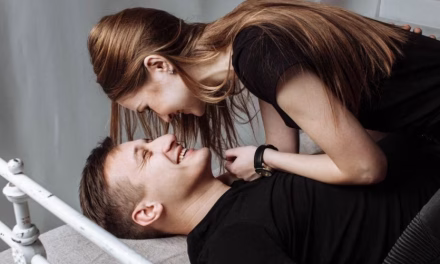 Model Pertemanan Yang Tertuju Ke Seksual Dan Uang