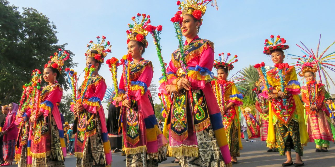 Berkeliling Bersama Dengan Jalan Kaki Atau Pawai