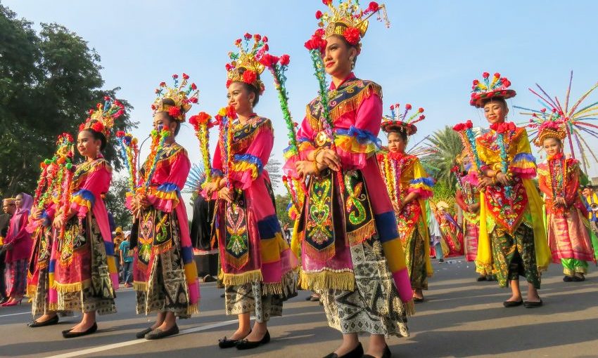 Berkeliling Bersama Dengan Jalan Kaki Atau Pawai