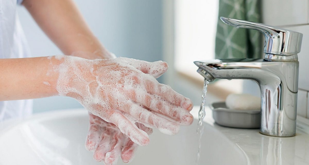 Perangkat Sanitasi Wastafel Dalam Mencuci Bersih Tangan