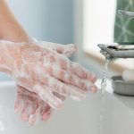 Perangkat Sanitasi Wastafel Dalam Mencuci Bersih Tangan