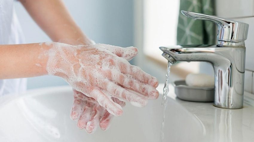 Perangkat Sanitasi Wastafel Dalam Mencuci Bersih Tangan