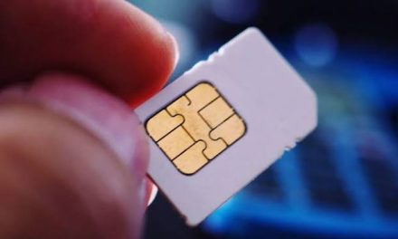 Sebuah Kartu Kecil SIM CARD Untuk Telepon Seluler