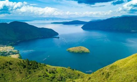 Genangan Air Danau Yang Terbentuk Secara Alami
