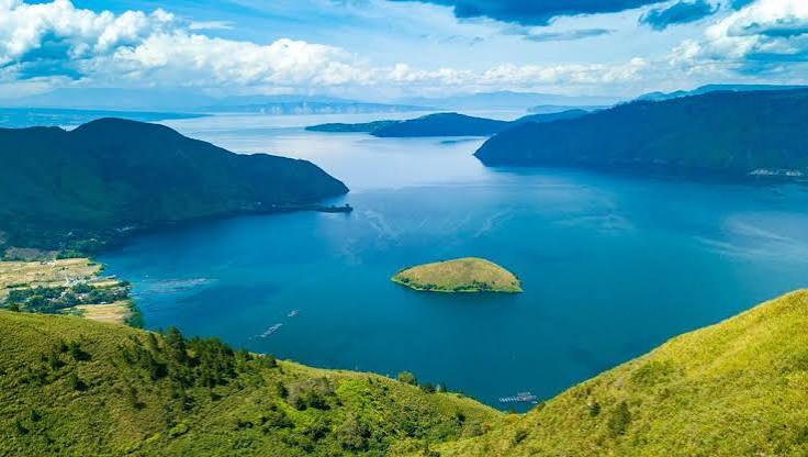 Genangan Air Danau Yang Terbentuk Secara Alami