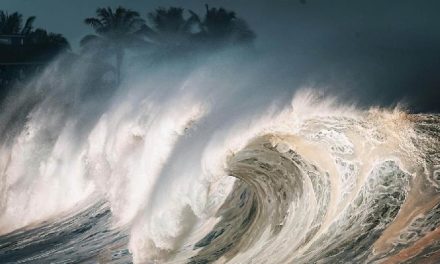 Bencana Alam Tsunami Dengan Gelombang Laut Besar