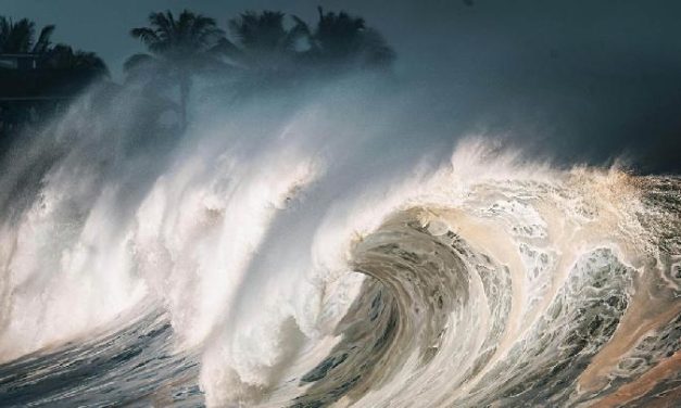 Bencana Alam Tsunami Dengan Gelombang Laut Besar