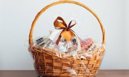 Hadiah Bingkisan Parsel Dengan Beragam Isi Di Dalam