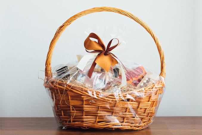 Hadiah Bingkisan Parsel Dengan Beragam Isi Di Dalam