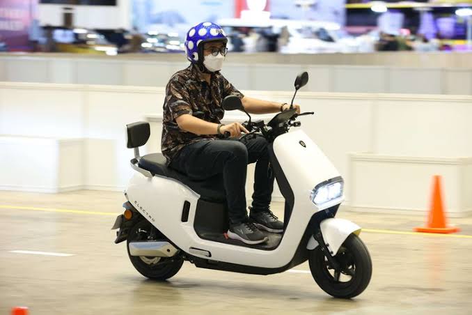 Kendaraan Kemajuan Teknologi Dengan Tenaga Listrik