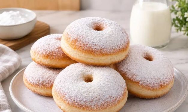 Makanan Bulat Tengah Donat Dengan Berbagai Topping