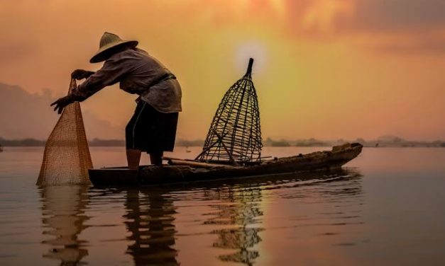 Seorang Pencari Ikan Atau Nelayan Di Laut