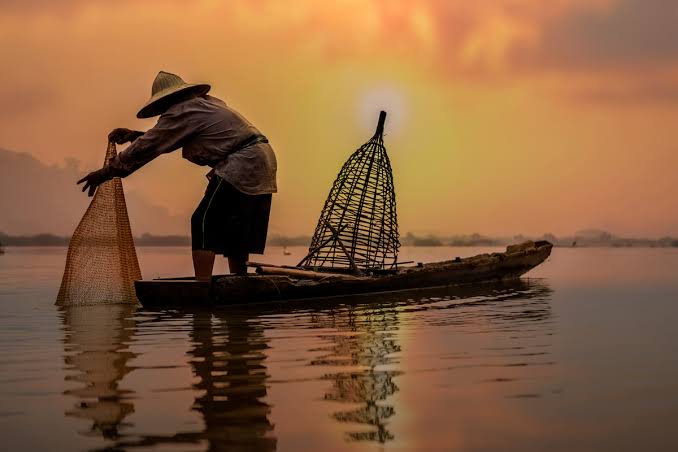 Seorang Pencari Ikan Atau Nelayan Di Laut